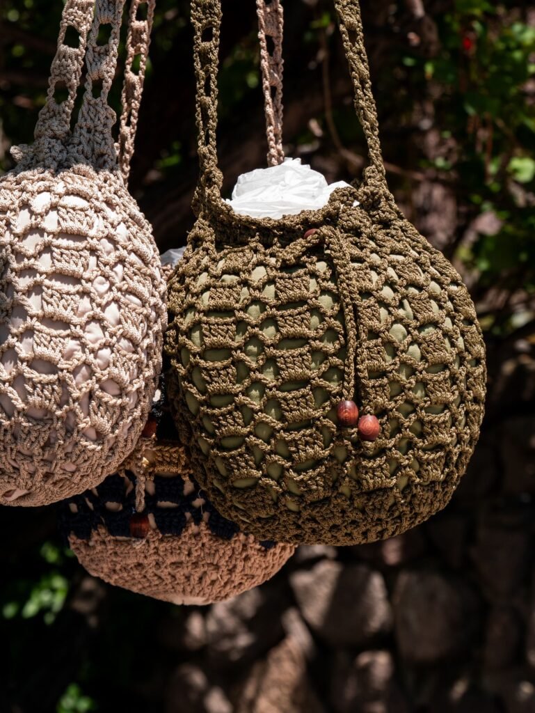Bolsos de crochet hechos a mano, colgados al aire libre